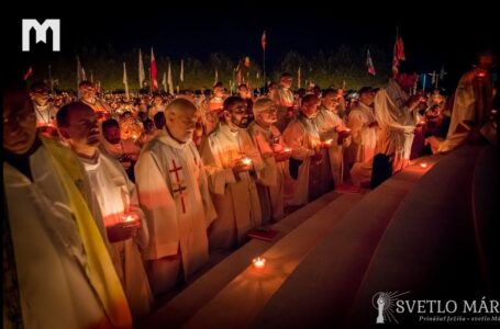 Meditácia so sviečkami a modlitba pred krížom. Mladifest, Medžugorie 02.08.2019