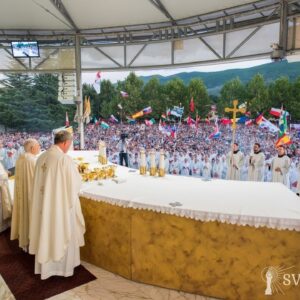Svätá omša, ktorú celebroval arcibiskup Henryk Hoser. Mladifest, Medžugorie 03.08.2019