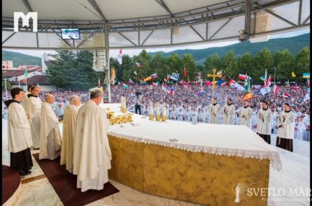 Svätá omša, ktorú celebroval arcibiskup Henryk Hoser. Mladifest, Medžugorie 03.08.2019