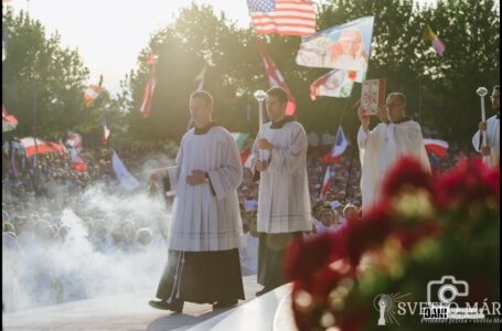 Svätá omša, ktorú celebroval arcibiskup Luigi Pezzuto. Mladifest, Medžugorie 02.08.2019