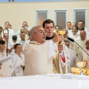 Svätá omša, ktorú celebroval kardinál Angelo de Donatis. Mladifest, Medžugorie 01.08. 2019