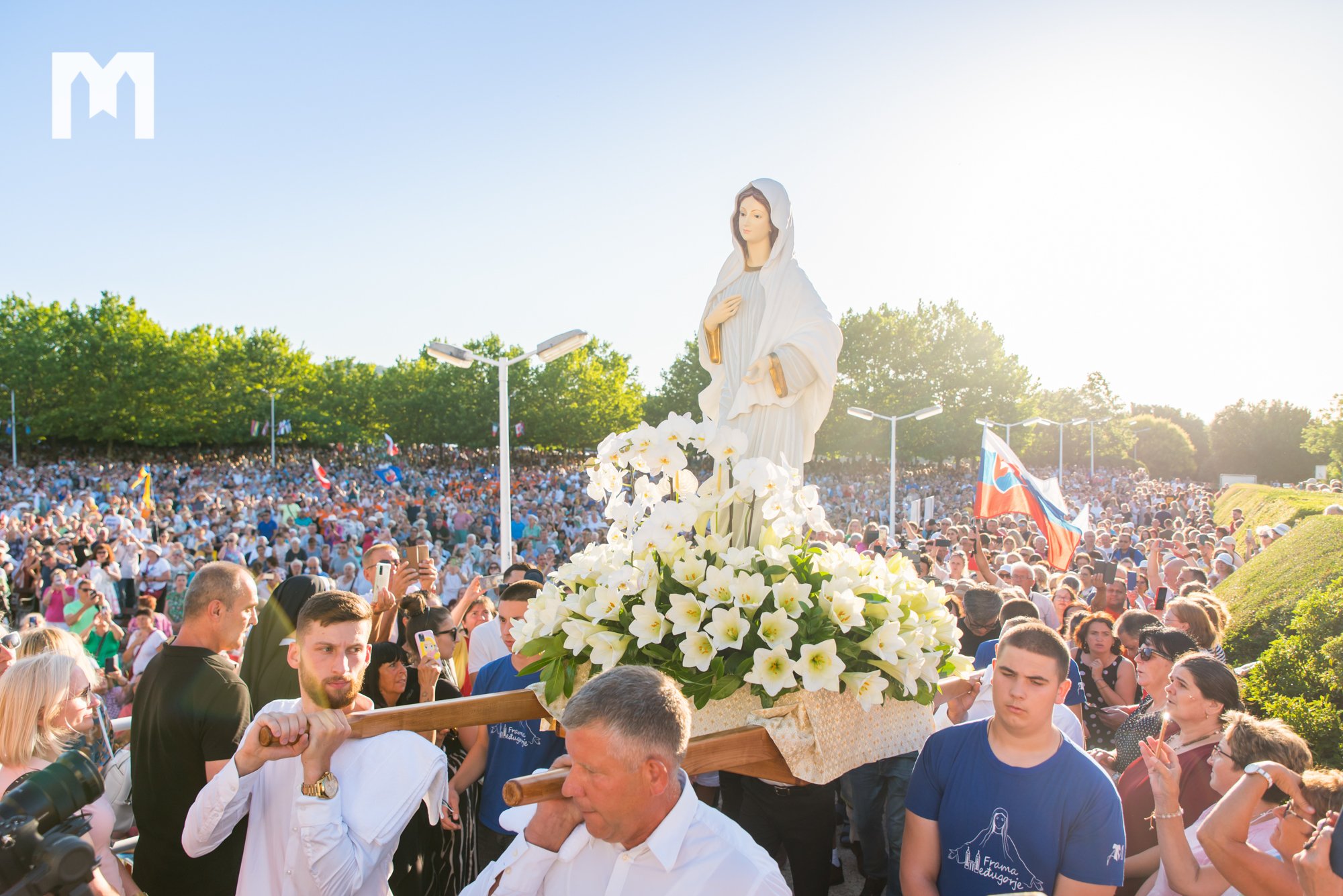 Procesia so sochou Panny Márie. 41. výročie zjavení Panny Márie, Kráľovnej pokoja 25.6.2022