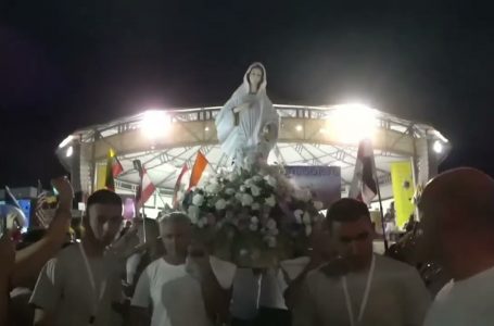 Procesia so sochou Panny Márie na 33. Mladifeste v Medžugorí 2. 8. 2022