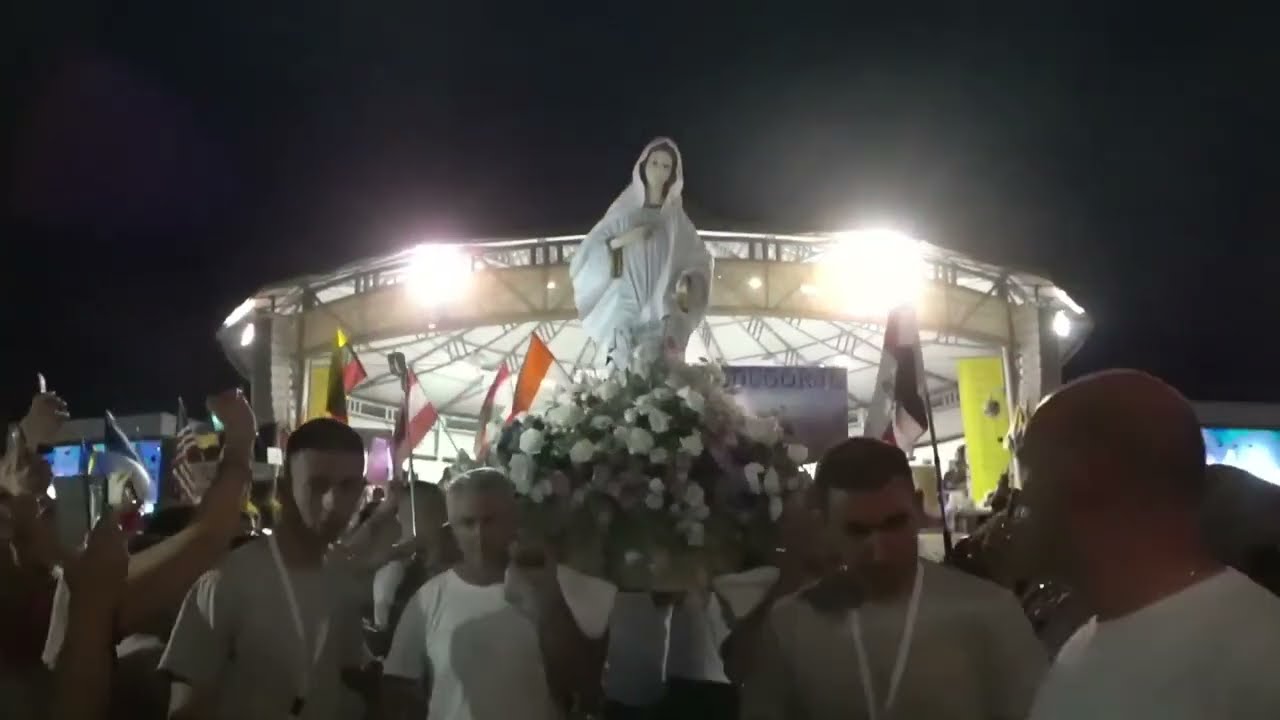 Procesia so sochou Panny Márie na 33. Mladifeste v Medžugorí 2. 8. 2022